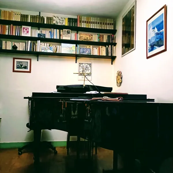 La salle de cours et le piano de Sabine Miniconi