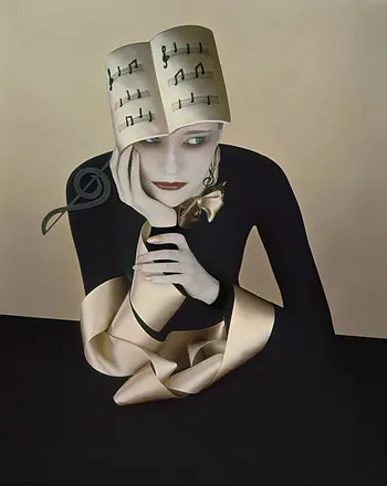 Portrait surréaliste d'une femme vêtue de noir, portant une coiffe en forme de partition de musique ouverte et un grand ruban de satin doré autour des bras.