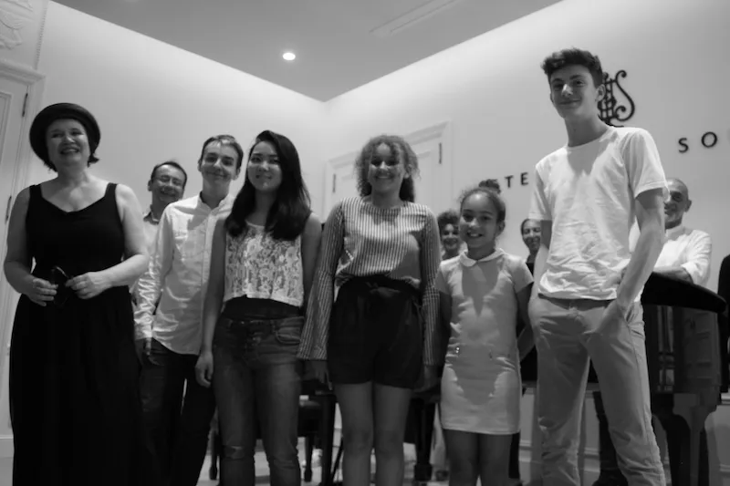 Sabine Miniconi et ses élèves lors d'une audition à l'espace Steinway, Paris