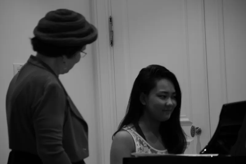 Sabine Miniconi et une élève lors d'une audition à l'espace Steinway, Paris