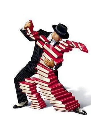 Un homme bien habillé, dansant avec une pile de livres de forme humaine