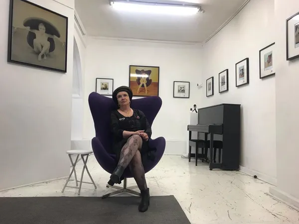 Sabine Miniconi, assise sur un fauteuil à la Rare Galery