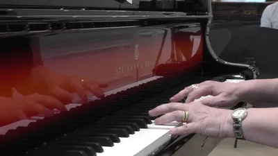 Mains de Sabine Miniconi jouant sur un piano à queue Steinway