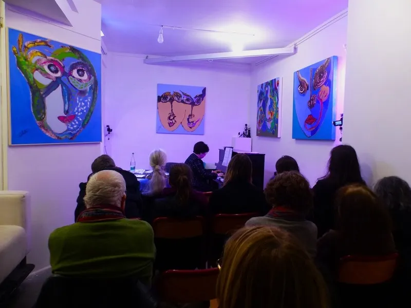 Sabine Miniconi au piano devant son public, lors d'un spectacle à la Rare-Gallery